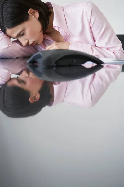 Mulher Negócios Dormindo Lado Telefone Mesa Conferência — Fotografia de Stock