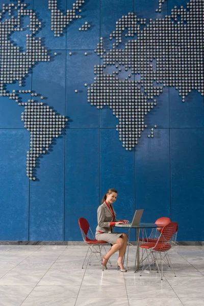Mujer Negocios Usando Ordenador Portátil Oficina Con Mapa Del Mundo —  Fotos de Stock