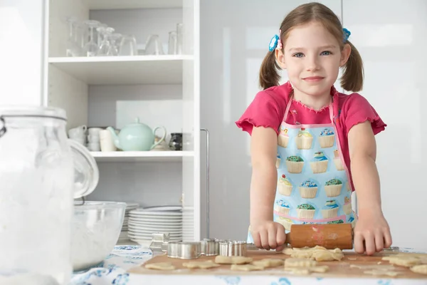 Girl Rolling Dough Kitchen Portrait — Stock Photo, Image