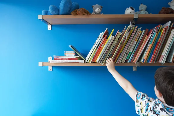 Çocuk Rafların Arkasından Kitap Seçiyor — Stok fotoğraf