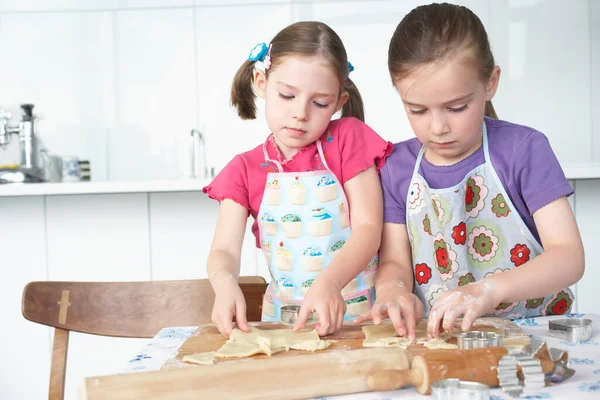 Zwei Mädchen Schneiden Teig Küche — Stockfoto