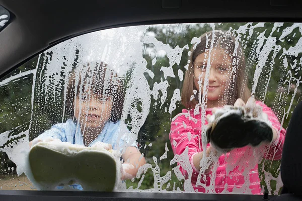 Menino Menina Lavar Carro Juntos Vista Dentro Carro — Fotografia de Stock