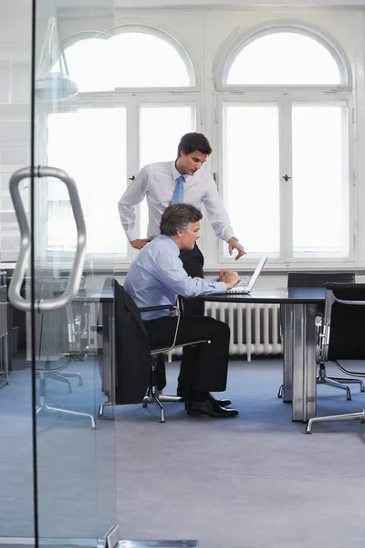 Dos Hombres Negocios Usando Portátil Oficina —  Fotos de Stock