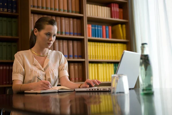 Jovem Mulher Usando Laptop Mesa Biblioteca — Fotografia de Stock
