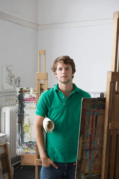 艺术演播室年轻男性艺术家的肖像 — 图库照片