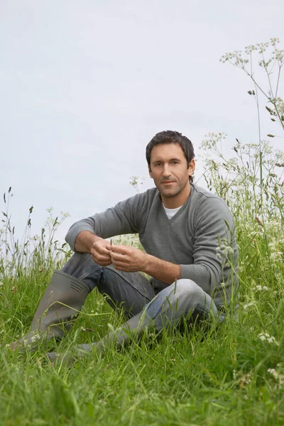 Man Zittend Het Veld Portret — Stockfoto