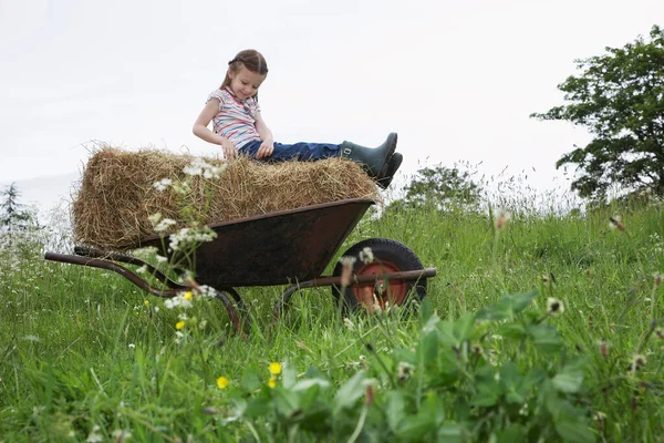 Meisje Zittend Hooi Kruiwagen Veld — Stockfoto