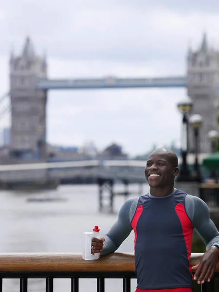 Mężczyzna Pijący Wodę Przed Tower Bridge Anglia Londyn — Zdjęcie stockowe