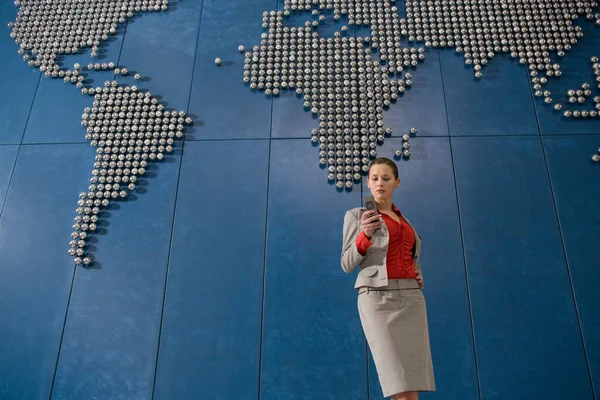 Mensajería Texto Mujer Negocios Usando Teléfono Móvil Frente Mapa Mundial — Foto de Stock