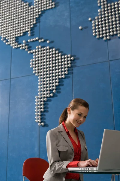 Zakelijke Vrouw Met Behulp Van Laptop Kantoor Met Wereldkaart Muur — Stockfoto