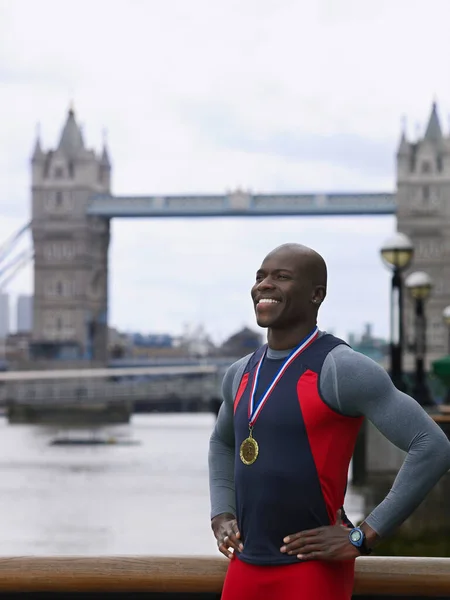 Man Voor Tower Bridge Met Medaille Engeland Londen — Stockfoto