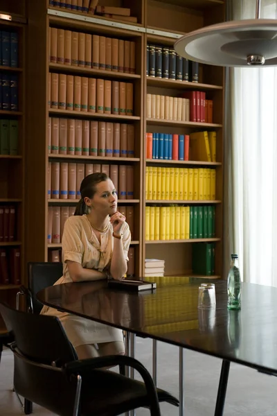 Pensive Mladá Žena Stolu Knihovně — Stock fotografie