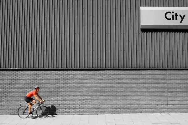 Homem Bicicleta Passado Edifício Com Cidade Escrito Lado — Fotografia de Stock