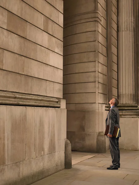 Businessman Facing Monumental Building — Stock Photo, Image