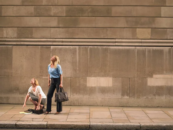 Duas Mulheres Calçada Olhando Para Cima — Fotografia de Stock