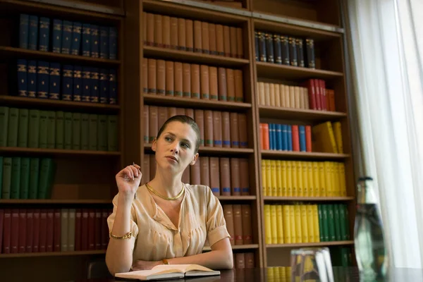 Pensive Jovem Mulher Trabalhando Mesa Biblioteca — Fotografia de Stock