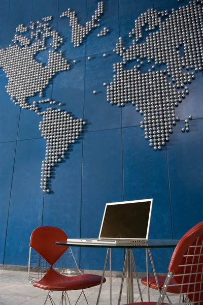 Laptop Boş Bir Ofiste Duvarında Dünya Haritası Olan Masada — Stok fotoğraf