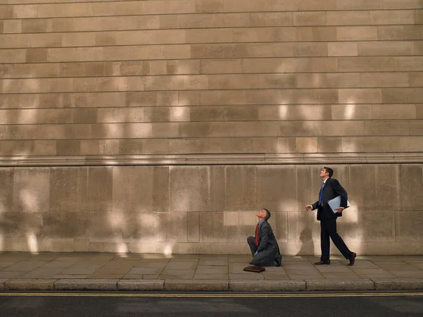 Dois Homens Calçada Olhar Para Cima — Fotografia de Stock