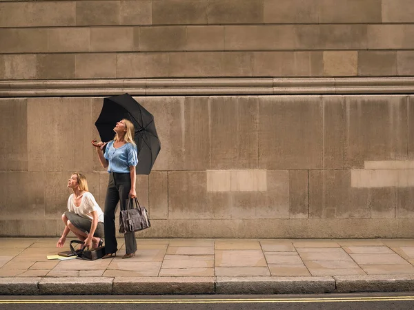 Dos Mujeres Acera Mirando Hacia Arriba — Foto de Stock