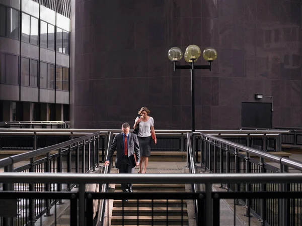 Zwei Personen Die Treppe Hinunter — Stockfoto