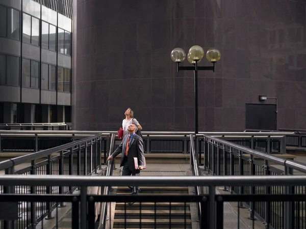 Due Persone Che Scendono Gradini Guardando Alto — Foto Stock