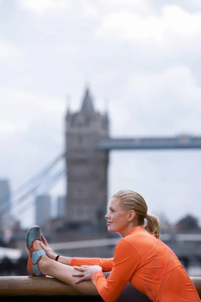 Mujer Estirándose Frente Tower Bridge Inglaterra Londres —  Fotos de Stock