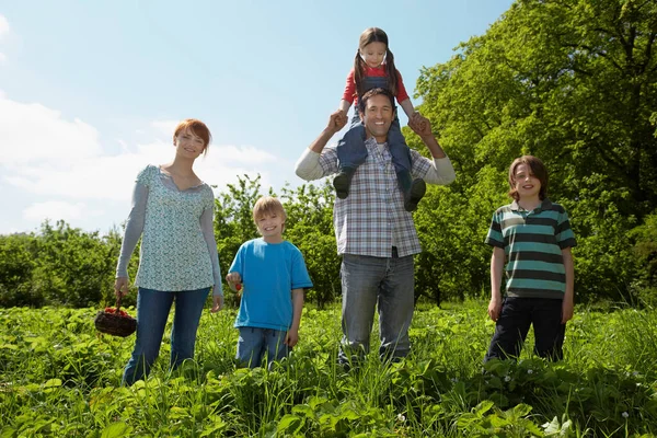 Parents Children Strawberry Field Portrait — Stock Photo, Image