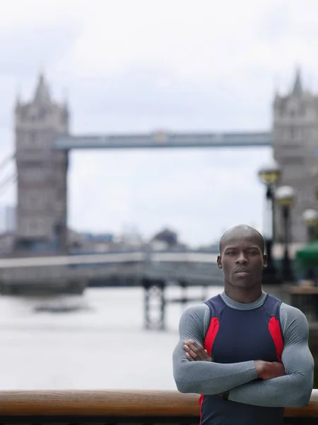 站在伦敦塔桥前的人 — 图库照片