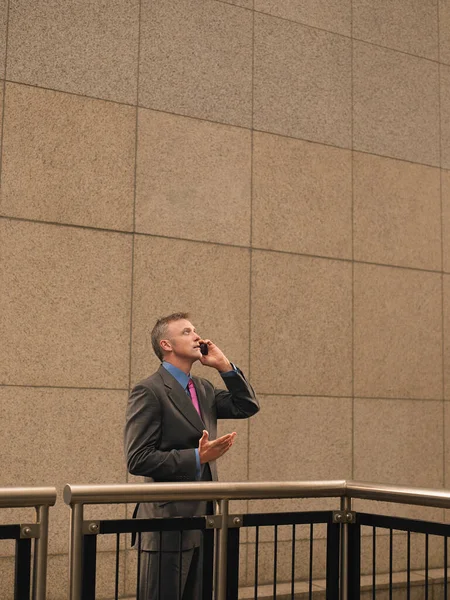 Бизнесмен Говорящий Мобильному Телефону Смотрит Вверх — стоковое фото