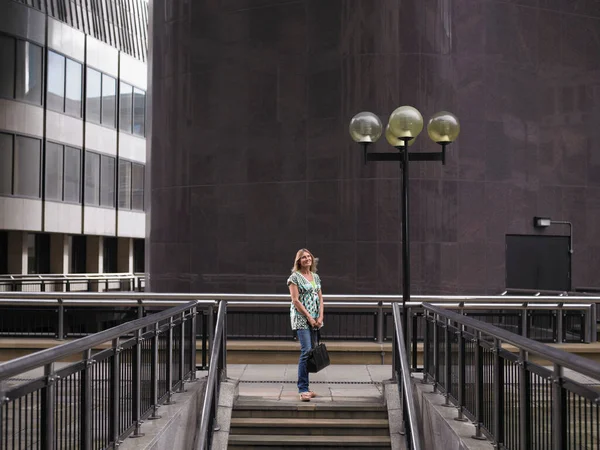 Mujer Pie Cima Los Escalones — Foto de Stock