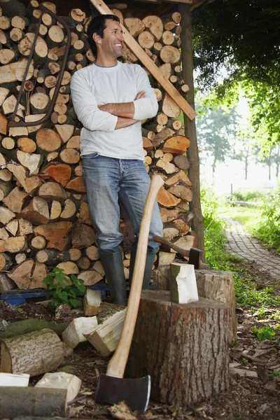 Man Staat Bij Bijl Bij Houtschuurtje — Stockfoto