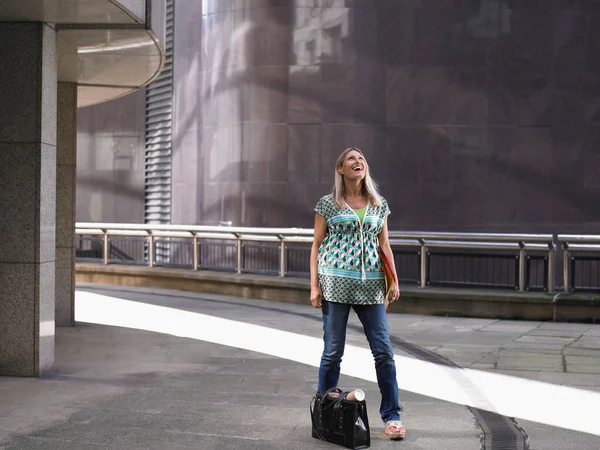 Mulher Calçada Olhando Para Cima — Fotografia de Stock