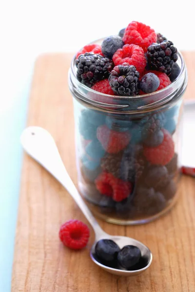 Pot Plein Framboises Mûres Bleuets Sur Planche Découper — Photo