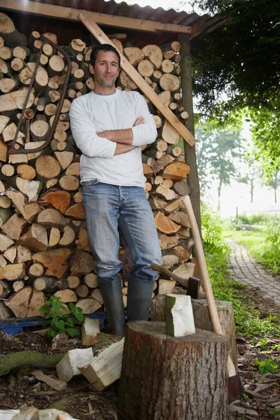 Mann Steht Neben Axt Holzschuppen — Stockfoto