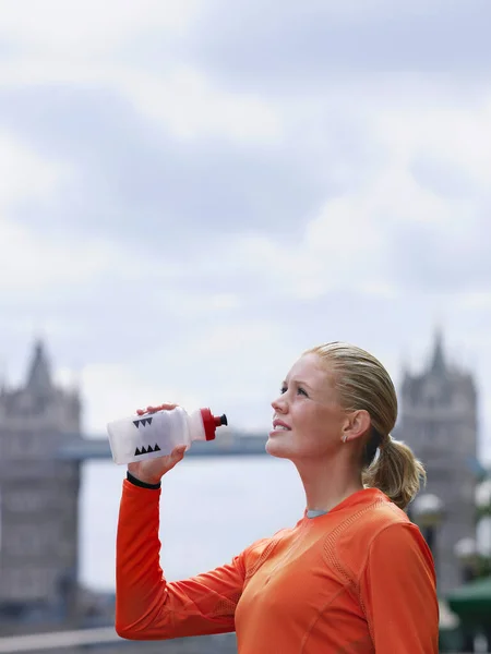 Kobieta Pijąca Wodę Przed Tower Bridge Anglia Londyn — Zdjęcie stockowe