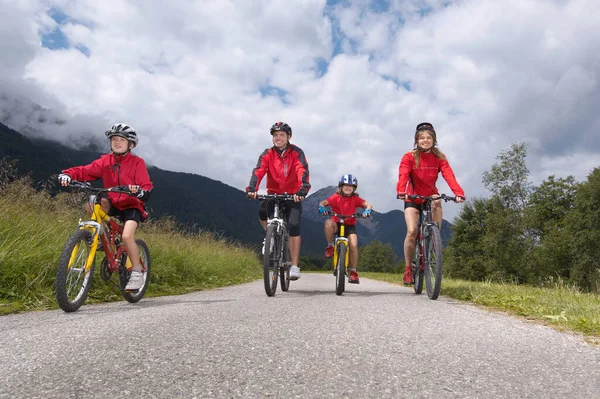 Rodiče Dětmi Cyklistika Venkovské Silnici — Stock fotografie