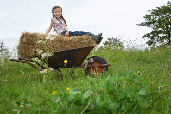 Girl Sitting Hay Wheelbarrow Field Portrait — Stock Photo, Image