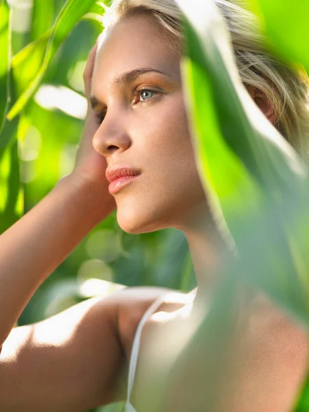 Junge Frau Maisfeld Selektiv Fokus — Stockfoto