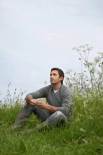 Homem Pensativo Sentado Campo — Fotografia de Stock