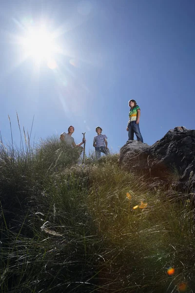 父亲和两个儿子 12岁 住在山顶低角度的地方 — 图库照片