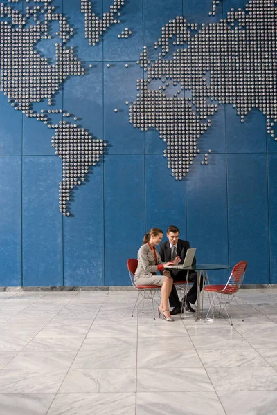 Zakelijke Collega Met Laptop Kantoor Met Wereldkaart Aan Muur — Stockfoto