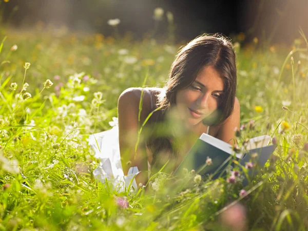 Giovane Donna Sdraiata Nel Prato Lettura Libro — Foto Stock