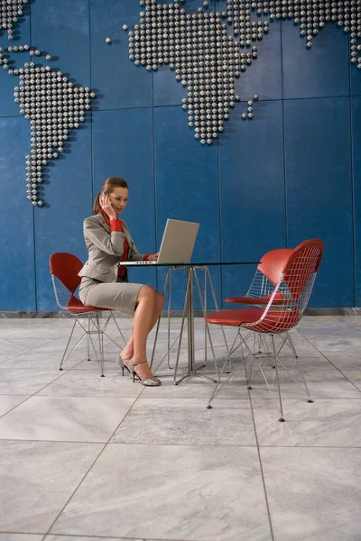 Business Woman Using Mobile Phone Laptop Office World Map Wall — Stock Photo, Image