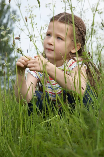 Girl Crouching Meadow — Stock Photo, Image