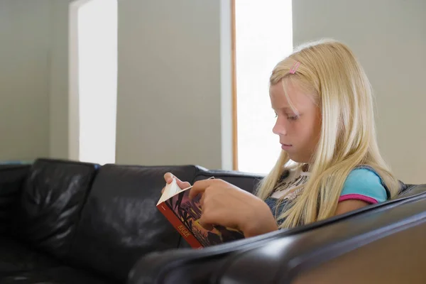 Girl Sitting Sofa Reading Book — Stock Photo, Image