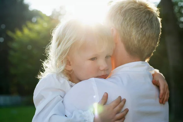 Madre Che Porta Figlia Giardino — Foto Stock