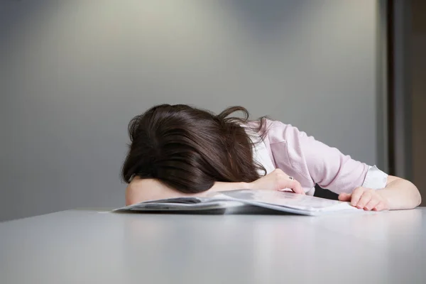 Frau Schläft Schreibtisch — Stockfoto