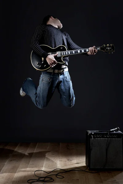 Jeune Homme Avec Guitare Électrique Sautant Sur Scène — Photo