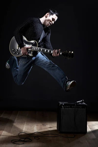 Joven Con Guitarra Eléctrica Saltando Escenario —  Fotos de Stock