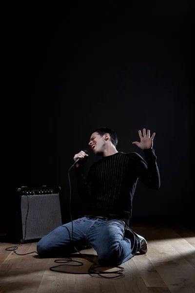 Junger Mann Singt Auf Der Bühne — Stockfoto